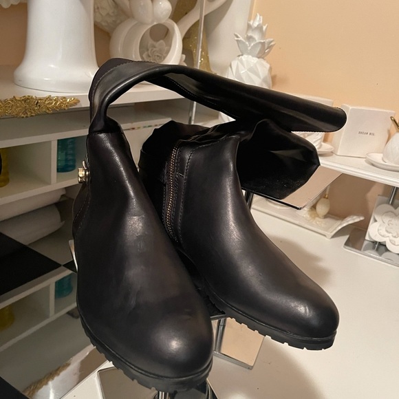 Tahari beautiful tall boots with good conditions - Picture 3 of 11